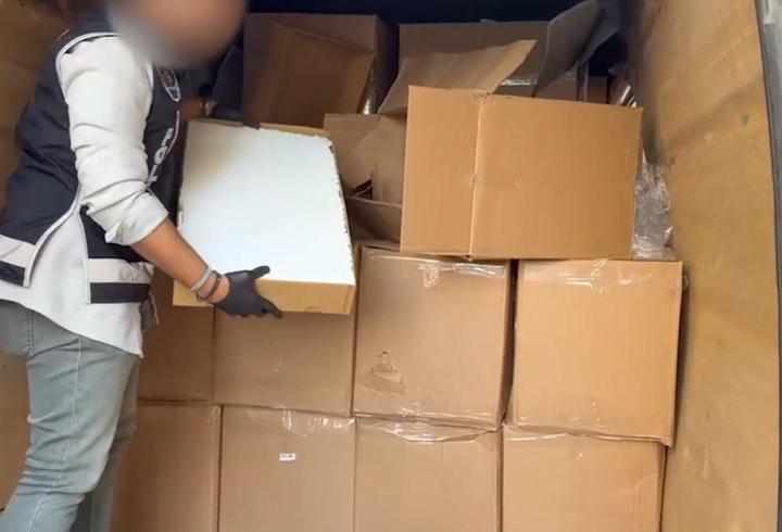 Mobil depo olarak kullanılan minibüste 1,1 milyon kaçak makaron ele geçirildi