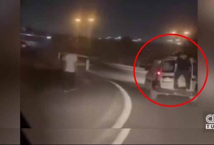 Başakşehir’de ilginç yolculuk! Açık bagajda araçtan sarktı