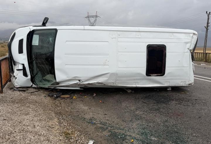 Öğrenci servisi devrildi; 12 yaralı