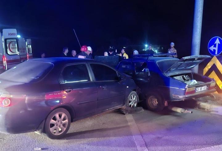 Gediz'de iki otomobilin çarpıştığı kazada 3 kişi yaralandı