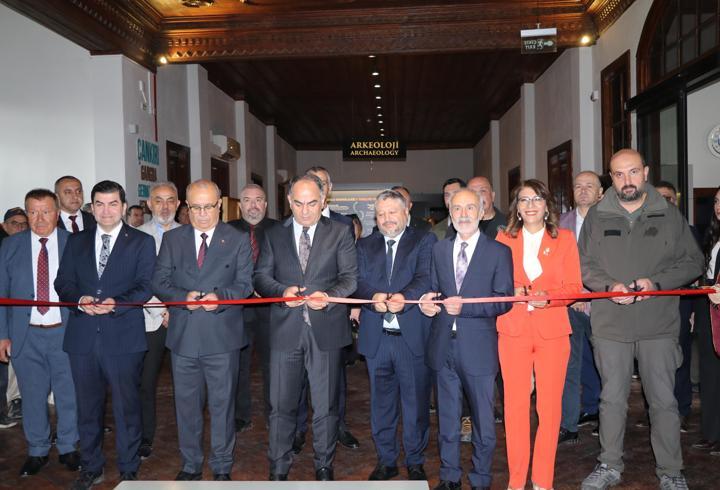 Çankırı'da "Ateşin Ahşaba, Boyanın Tuvale Dokunuşu" sergisi açıldı