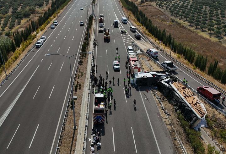 Manisa'da 11 kişinin öldüğü kazada otobüs ve TIR’ın şoförü tutuklandı