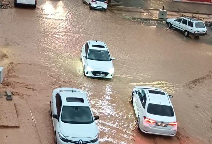 Adıyaman’da sağanak; araçlar suya gömüldü, caddeleri su bastı