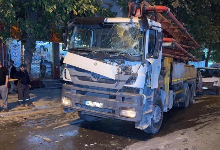 Avcılar’da yokuşta kayan beton pompası park halindeki 7 araca çarptı