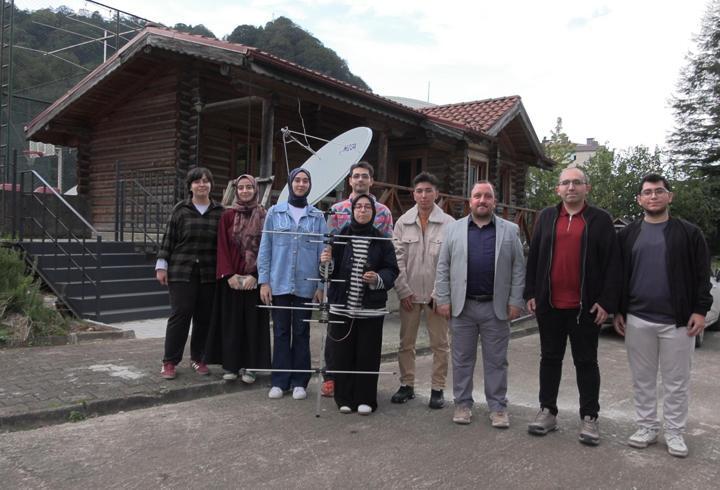 Öğrenciler, nöbetleşe çalışarak Uluslararası Uzay İstasyonu’ndan gelen görüntü sinyallerini yakaladılar