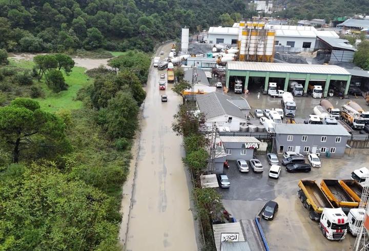 Eyüpsultan’da yağışın ardından göle dönen yol havadan görüntülendi