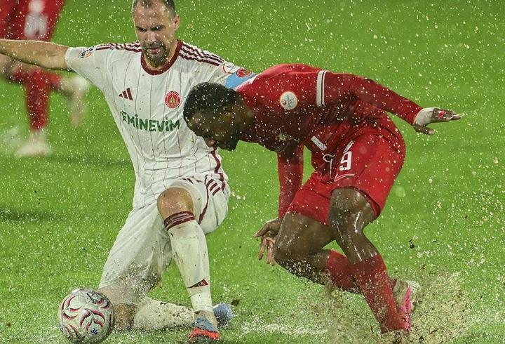 Ümraniyespor - Boluspor maçı yoğun yağış nedeniyle yarıda kaldı