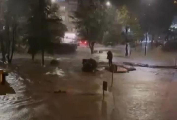 Sarıyer'de göle dönen caddede akıntıya kapılmamak için yüzdü
