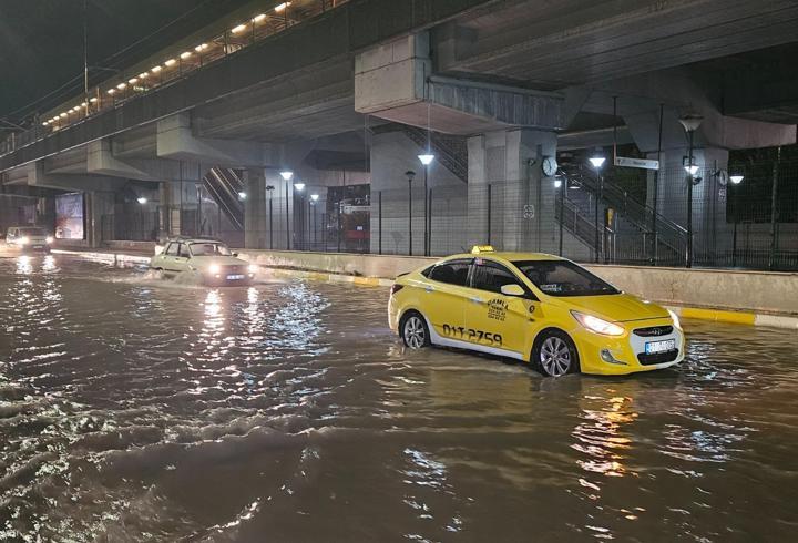 Adana'da sağanak; yollar göle döndü