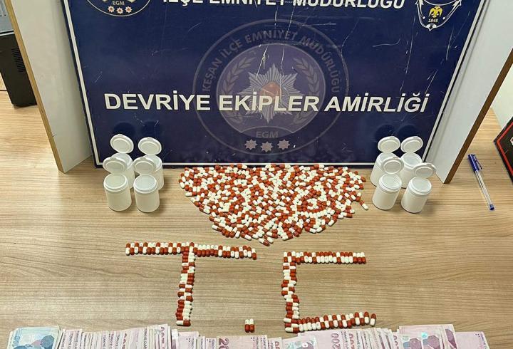 Durdurulan araçta 413 sentetik hap ele geçirildi; 4 gözaltı