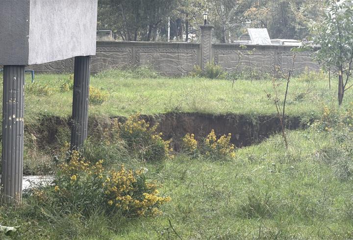Yalova'da sağanak nedeniyle sel sularında mahsur kalan bekçi kepçeyle kurtarıldı (2)