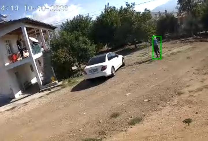 Kovanların bakımını yaparken arı saldırısında yaralandı