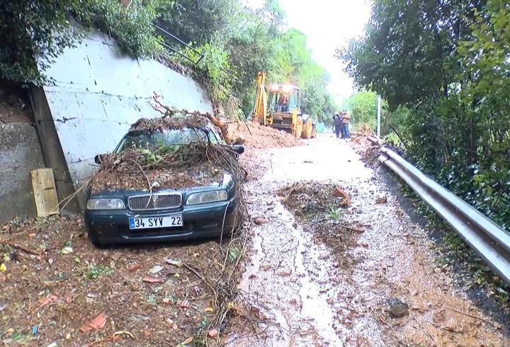 Beykoz'da sağanak sonrası toprak kayması; araçta hasar meydana geldi