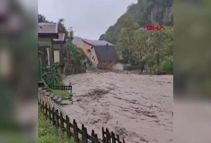 SON DAKİKA... Sakarya'da dere kenarındaki ev yıkıldı