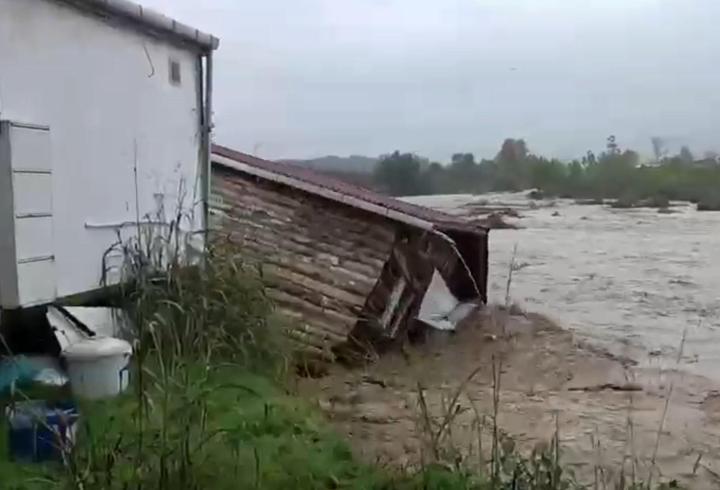 Sakarya'da biri prefabrik biri de ahşap ev, sel sularına kapıldı