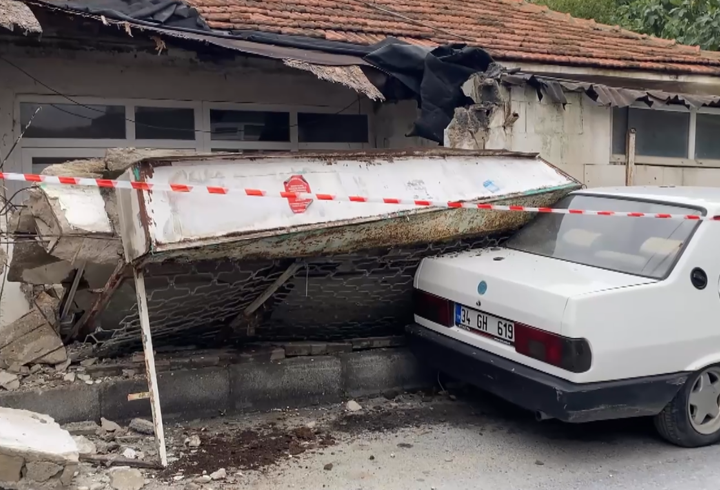 Küçükçekmece’de evin duvarı park halindeki aracın üzerine devrildi