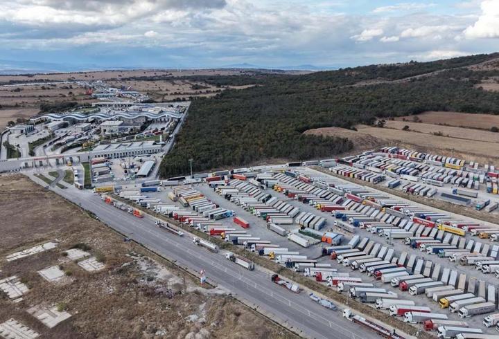 Hamzabeyli Sınır Kapısı'nda TIR kuyruğu 30 kilometreyi buldu