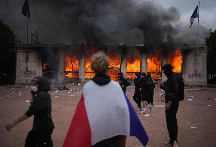 Fransa sokakları alev alev! Polis ile göstericiler karşı karşıya
