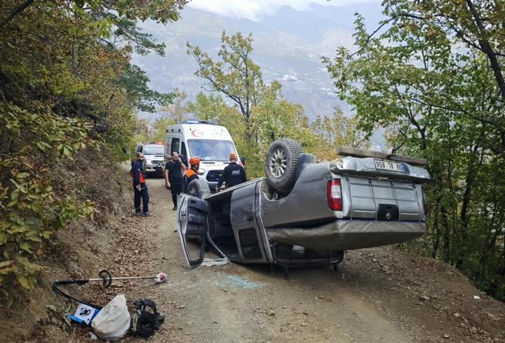 Artvin'de Devrilen Kamyonetteki 2 Kişi Yaralandı