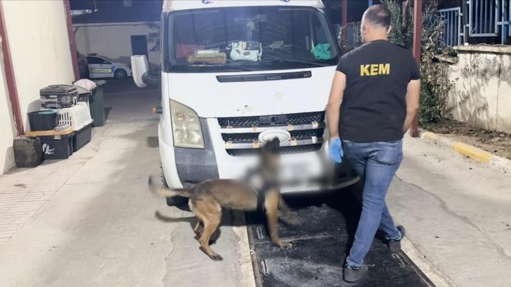 Minibüsteki valizde 7 kilo 400 gram skunk ele geçirildi; 2 tutuklama ...