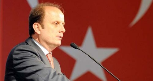 Kalabalık bir grup kapıları kırıp stada girdi