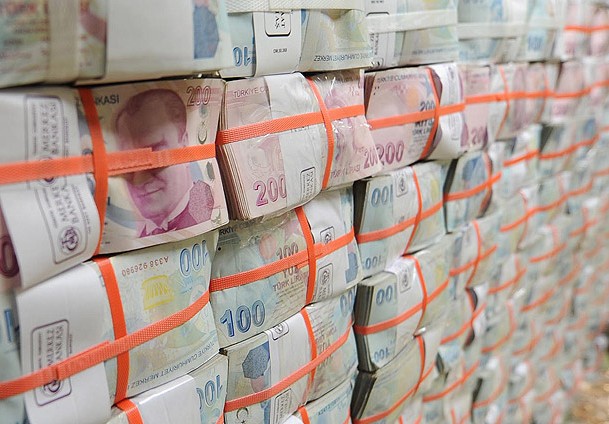 Tüketici kredileri ve taksitli ticari krediler arttı