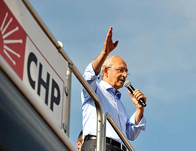 Kılıçdaroğlunun aracı kaza yaptı