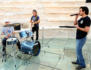 Rockçı imam ilk konserini verdi