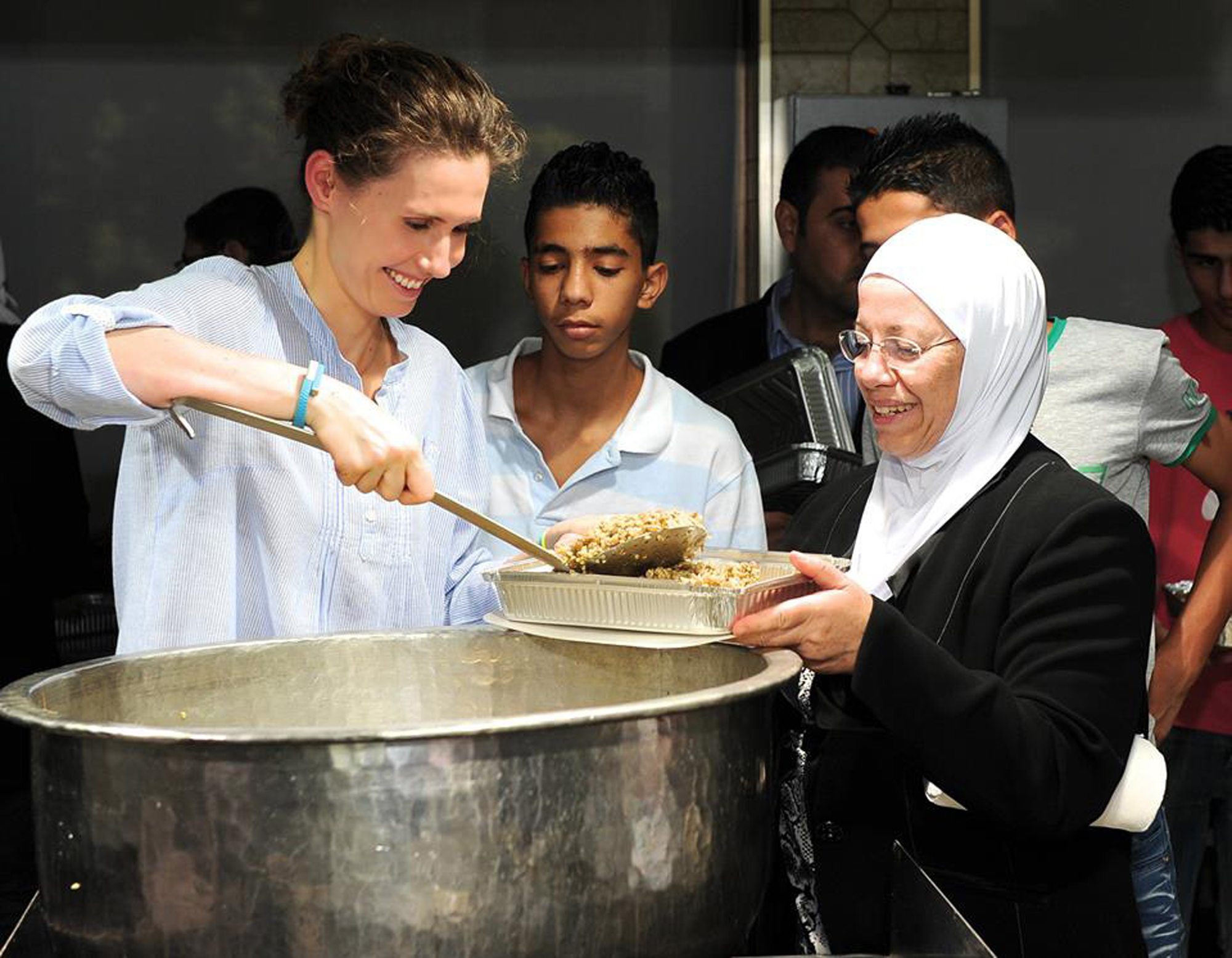 First Lady Esaddan muhtaç ailelere iftar