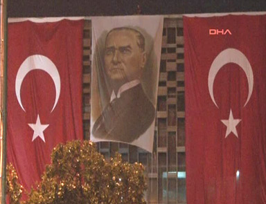 Atatürk posteri yeniden AKMye asıldı