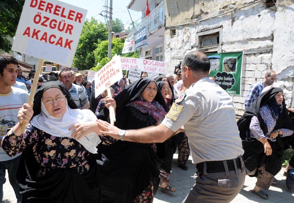 Kadınların içme suyu tepkisi