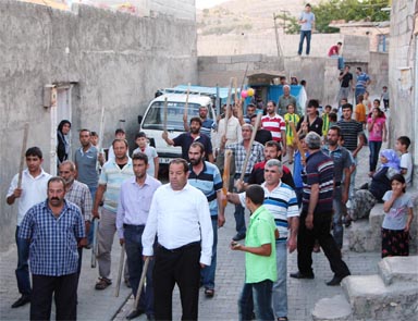 Mahallede sopalı uyuşturucu nöbeti