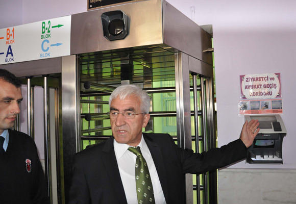 İzmirde cezaevi müdürüne silahlı saldırı