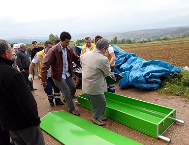 Tarlada çalışan ailenin üzerine yıldırım düştü