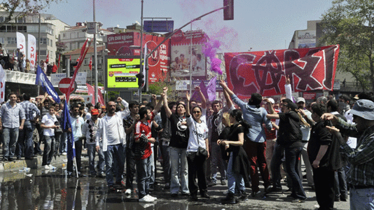 Çarşıdan 1 Mayıs sloganı: Sık bakalım sık bakalım