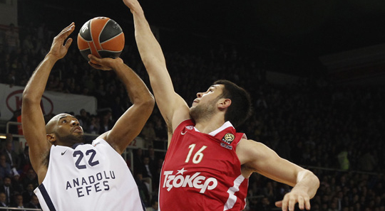 Anadolu Efes son saniyede seriyi uzattı