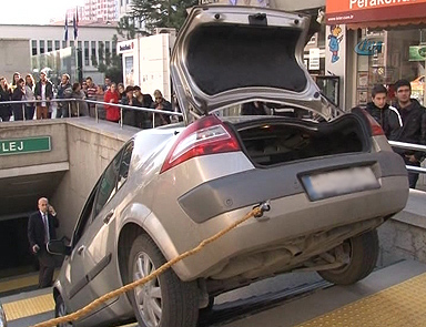 Metro girişini otopark sanınca..