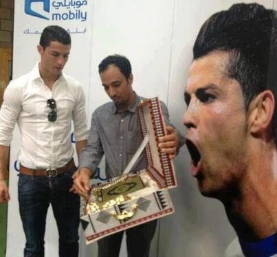 Ronaldoya altın işlemeli Kuran-ı Kerim
