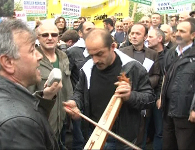 Meclis önünde horon teptiler