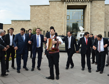 Mecliste çözüm halayı