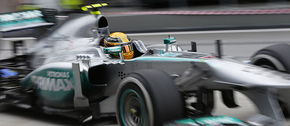 Hamilton eski takımının pit alanına girdi