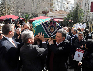 Fahri Korutürkün eşi son yolculuğuna uğurlandı