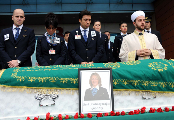 THY Kabin Amirini arkadaşları uğurladı