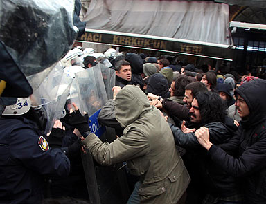 Beyazıtta öğrencilere polis müdahalesi