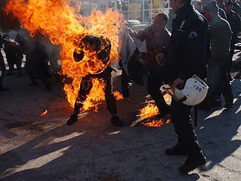 Tibetli iki genç kendini yaktı