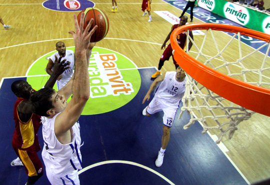 Galatasaray, Efesi evine gönderdi