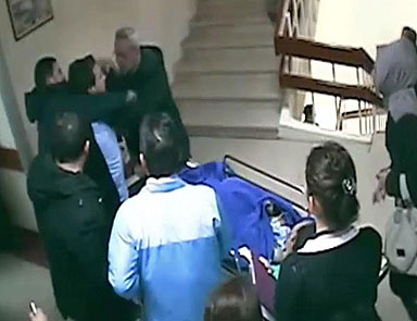 Devlet hastanesinde doktoru darp ettiler