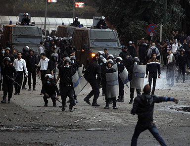 Mısırda tansiyon düşmüyor: 128 yaralı