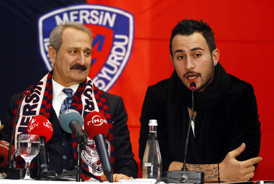 Ozan İpek imzaladı