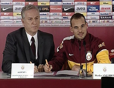 Sneijder imzayı attı